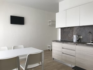 Appartement familial | Cuisine privée | Réfrigérateur grande capacité avec congélateur, surface de cuisson