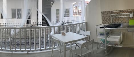 Habitación doble clásica | Cocina privada | Refrigerador con congelador, parrilla de estufa y utensilios de cocina