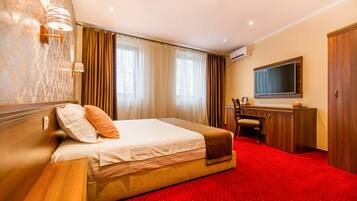 8 bedrooms, desk, WiFi, bed sheets