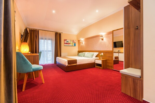 8 bedrooms, desk, WiFi, bed sheets