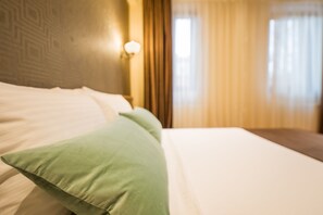 8 bedrooms, desk, WiFi, bed sheets