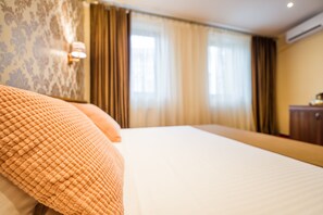 8 Schlafzimmer, Schreibtisch, WLAN, Bettwäsche