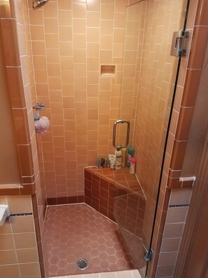 Badewanne, Haartrockner, Handtücher, Seife