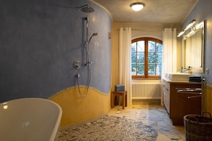 Bathtub, hair dryer, bidet, towels