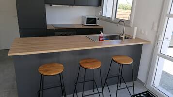 Réfrigérateur, micro-ondes, four, plaque de cuisson