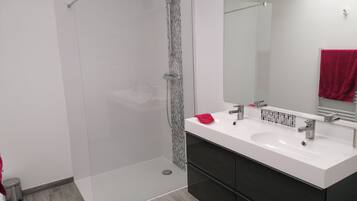 Douche, sèche-cheveux, serviettes fournies, savon