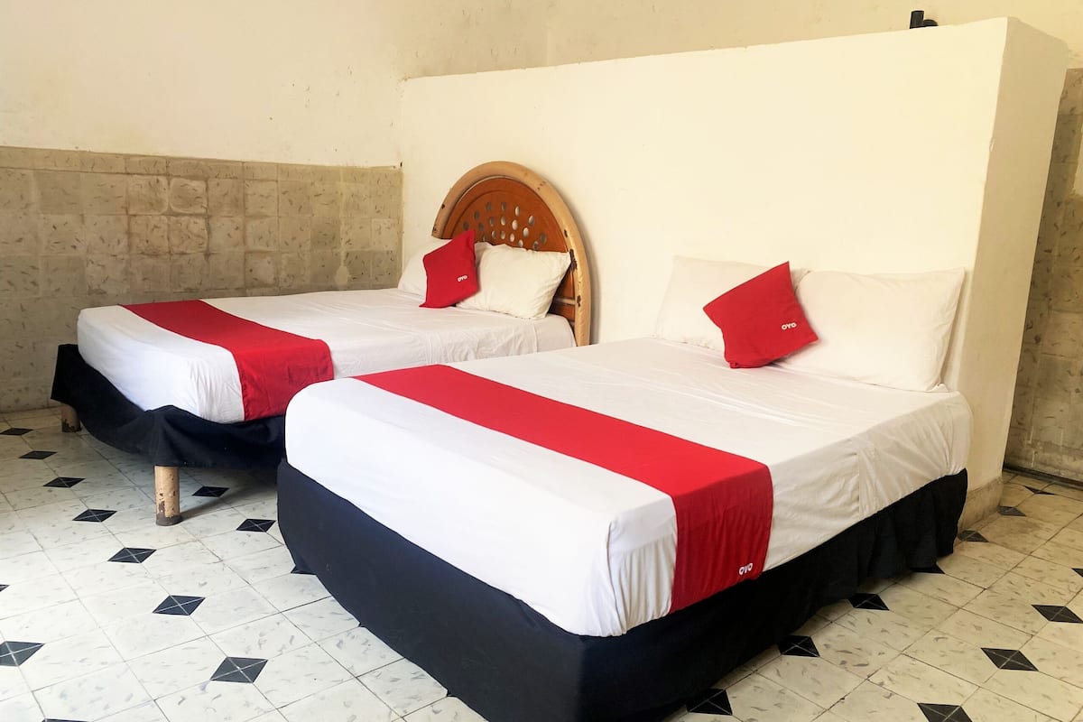Habitación estándar, 2 camas matrimoniales | Ropa de cama