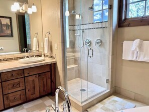 Combined shower/bathtub, jetted bath, hair dryer, towels