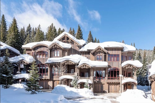 Luxury Ski in/Ski out town home, private hot tub, great for families and groups 