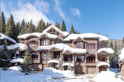 Private Hot Tub Ski-In/Ski-Out Luxury Townhome Walk to Village Family Favorite