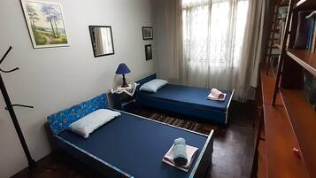 Quarto básico, 2 camas de solteiro | Ferros/tábuas de passar roupa, Wi-Fi de cortesia, roupa de cama