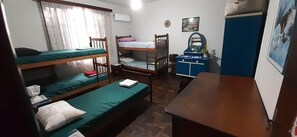 Dormitorio compartido económico, dormitorio mixto | Tabla de planchar con plancha, wifi gratis y ropa de cama