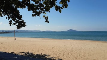 Perto da praia, areia branca, 8 bares na praia