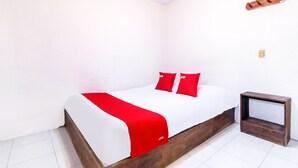 A bed with a wooden frame, white bedding, and red accents. - OYO Hotel La Luna (San Cristóbal de las Casas)