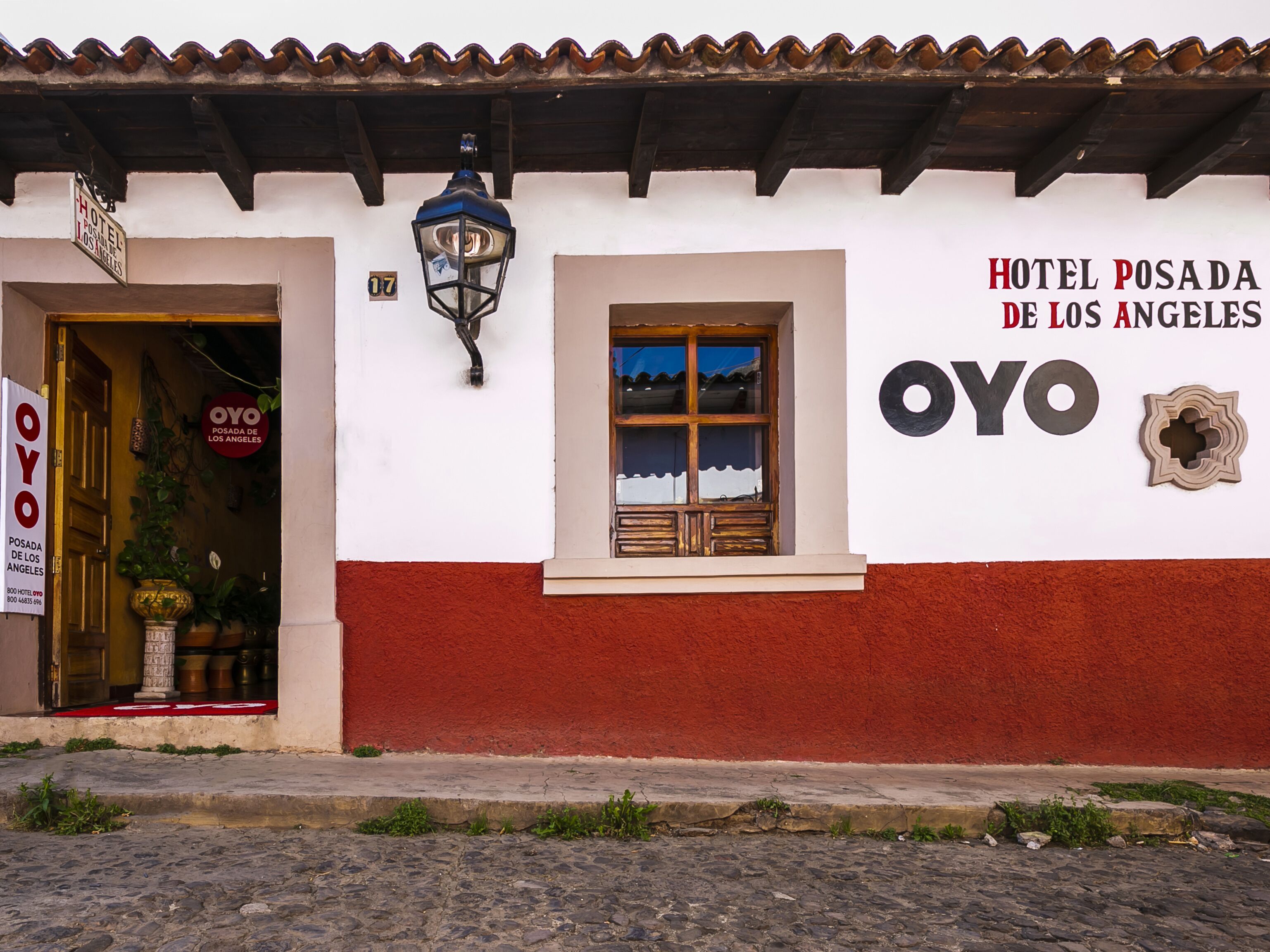 A building with a sign reading "Hotel Posada de los Angeles" and "OYO".