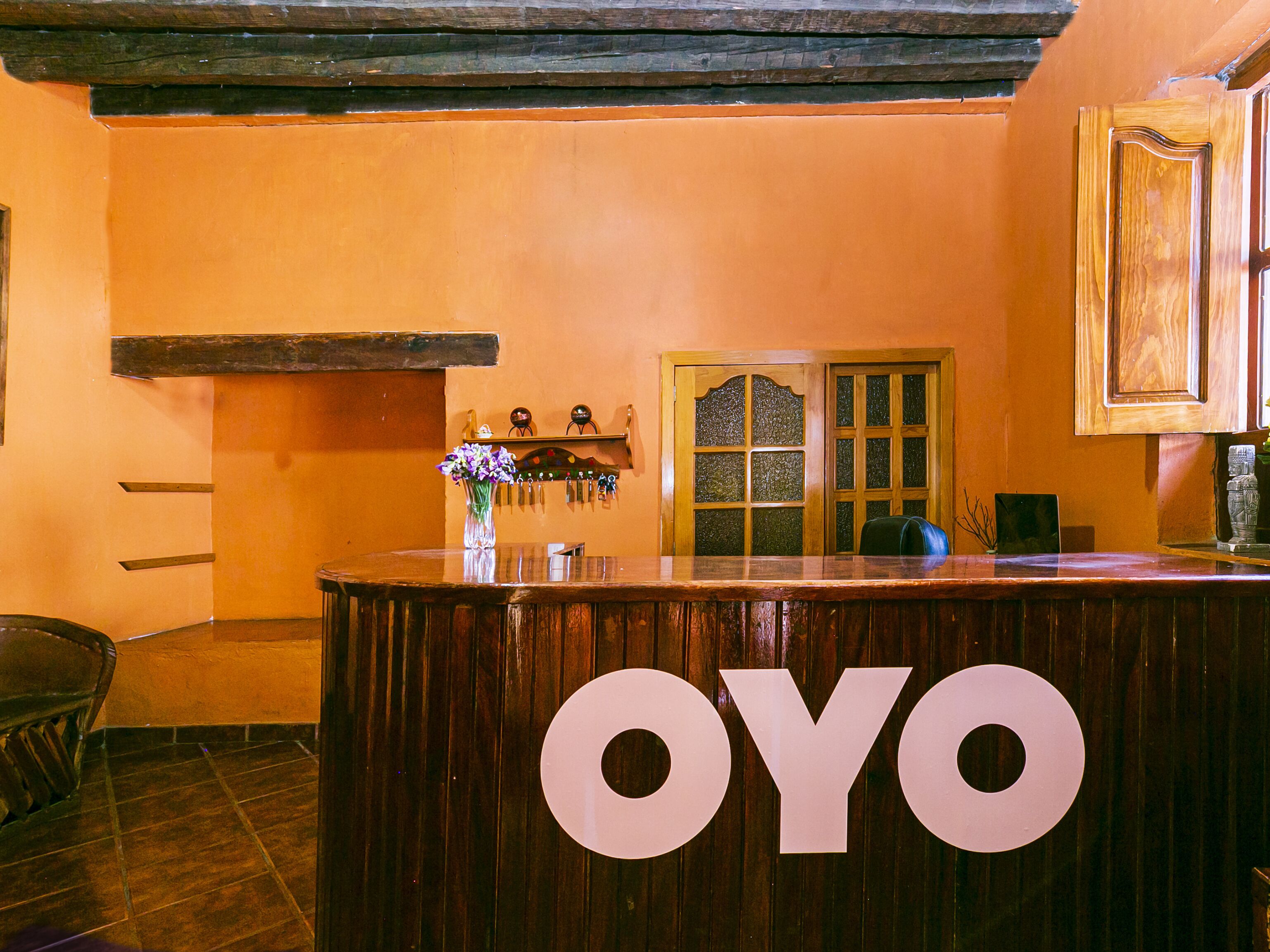 Una recepción con el nombre "OYO" bien visible.