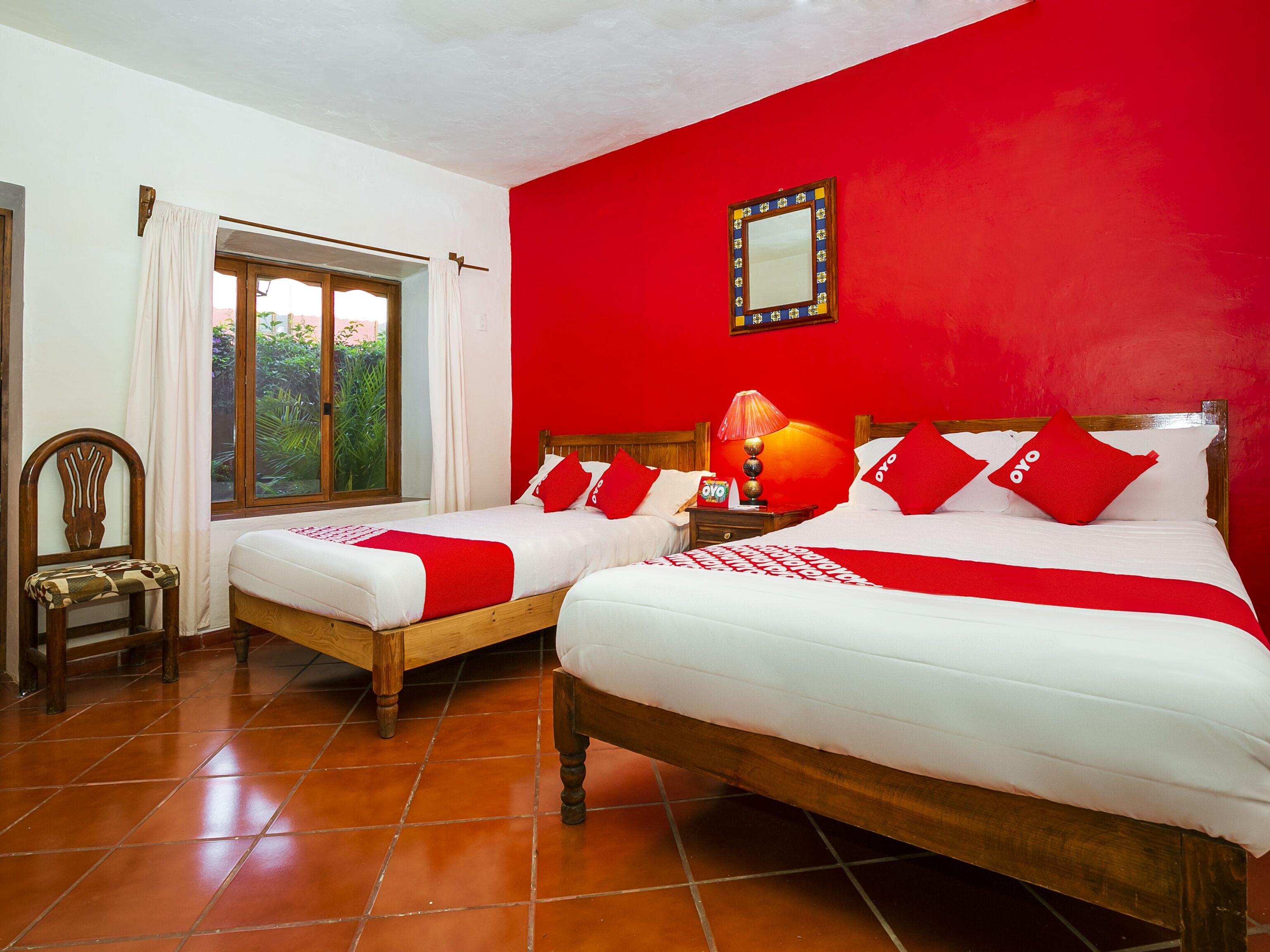 Habitación estándar, 2 camas matrimoniales | Escritorio, insonorización, tabla de planchar con plancha y wifi gratis 