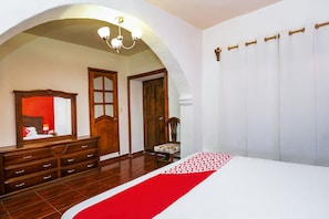 Superior Room | Desk, soundproofing, iron/ironing board, free WiFi - OYO Posada De Los Angeles, Pátzcuaro (Patzcuaro)
