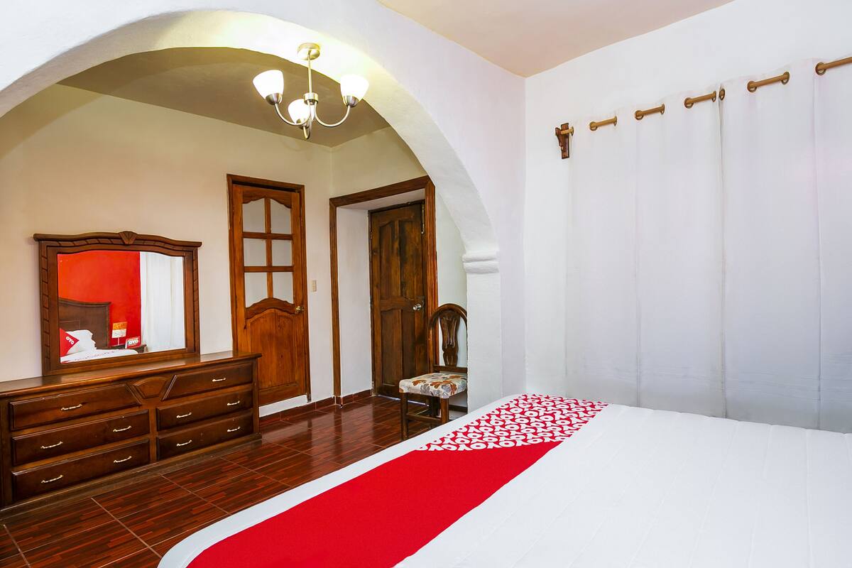 Schreibtisch, schallisolierte Zimmer, Bügeleisen/Bügelbrett