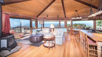 Smart-TV, Kamin, DVD-Player, BĂŒcher