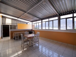 Daily cooked-to-order breakfast (MXN 55 per person)