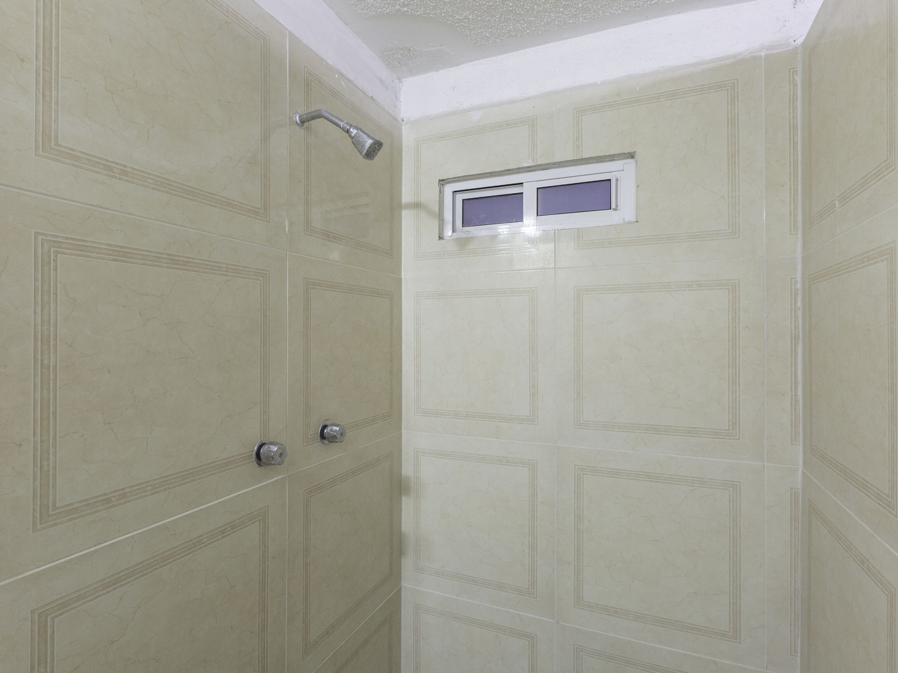 Habitación familiar, varias camas | Regadera en el baño