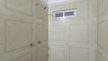 Habitación familiar, varias camas | Regadera en el baño
