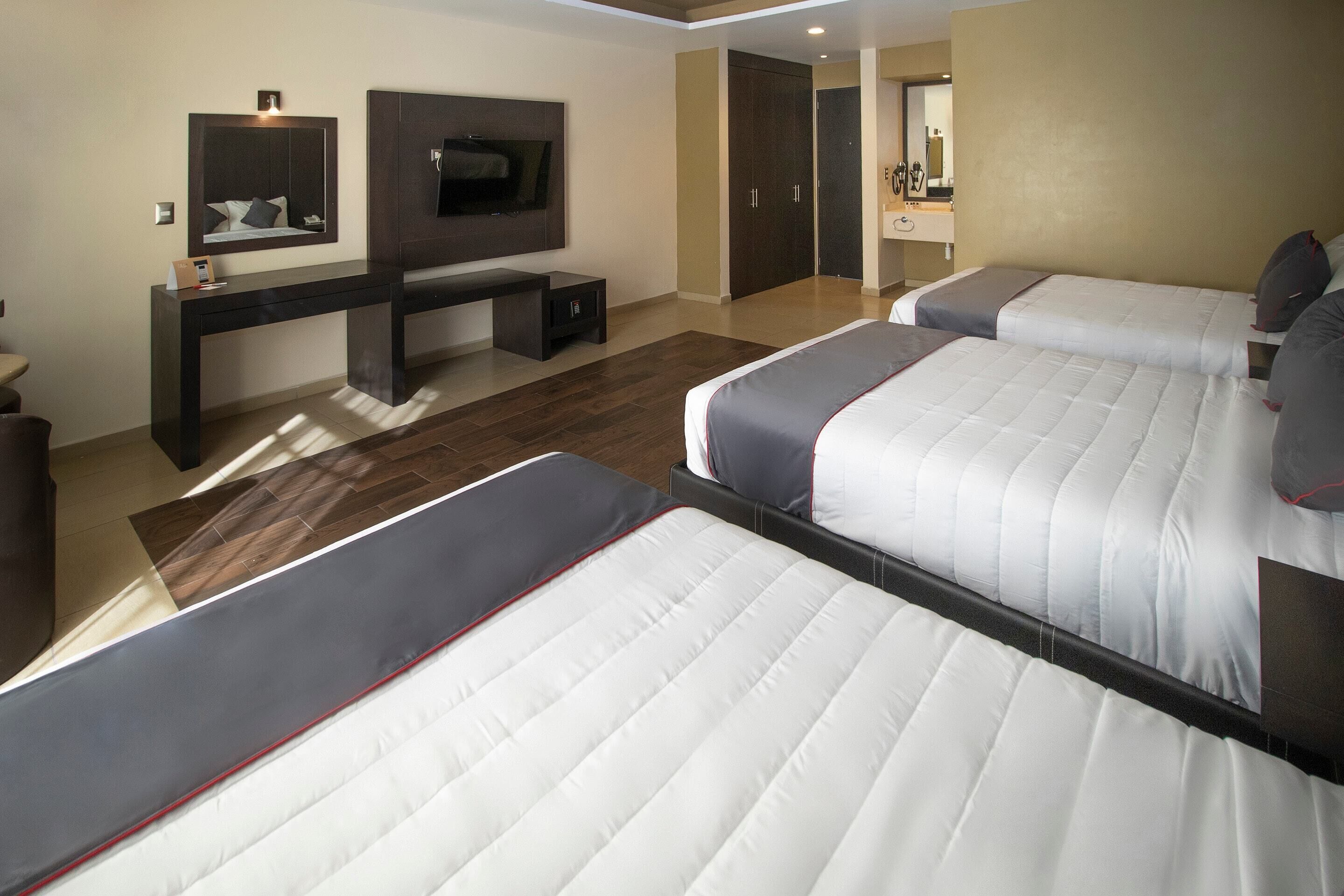 Habitación estándar (Three beds) | Escritorio, tabla de planchar con plancha, wifi gratis y ropa de cama 