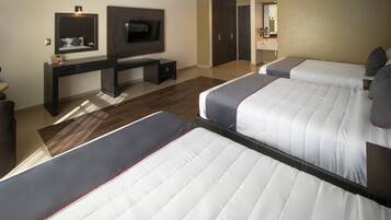 Habitación estándar (Three beds) | Escritorio, tabla de planchar con plancha, wifi gratis y ropa de cama