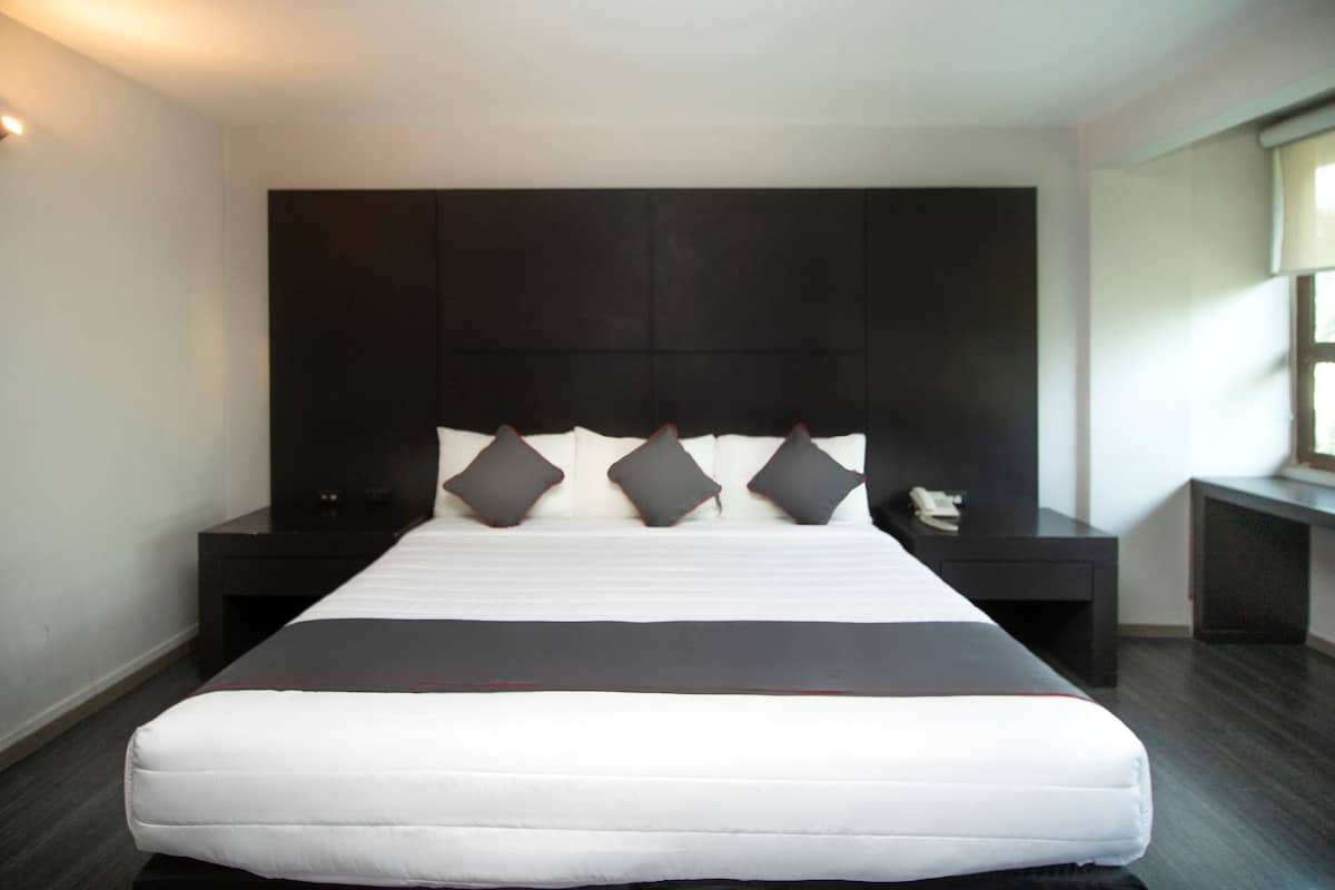 Deluxe Double Room | Desk, iron/ironing board, free WiFi, bed sheets