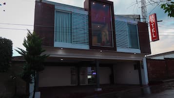 Vista frontal de la propiedad