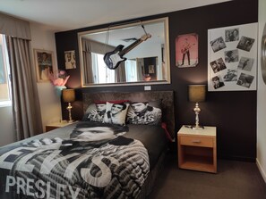 1 bedroom, iron/ironing board, WiFi, bed sheets - 🎤A little touch of Elvis inspired theme on Collins St Melbourne.🕺cbd🎸🥁 (Melbourne)