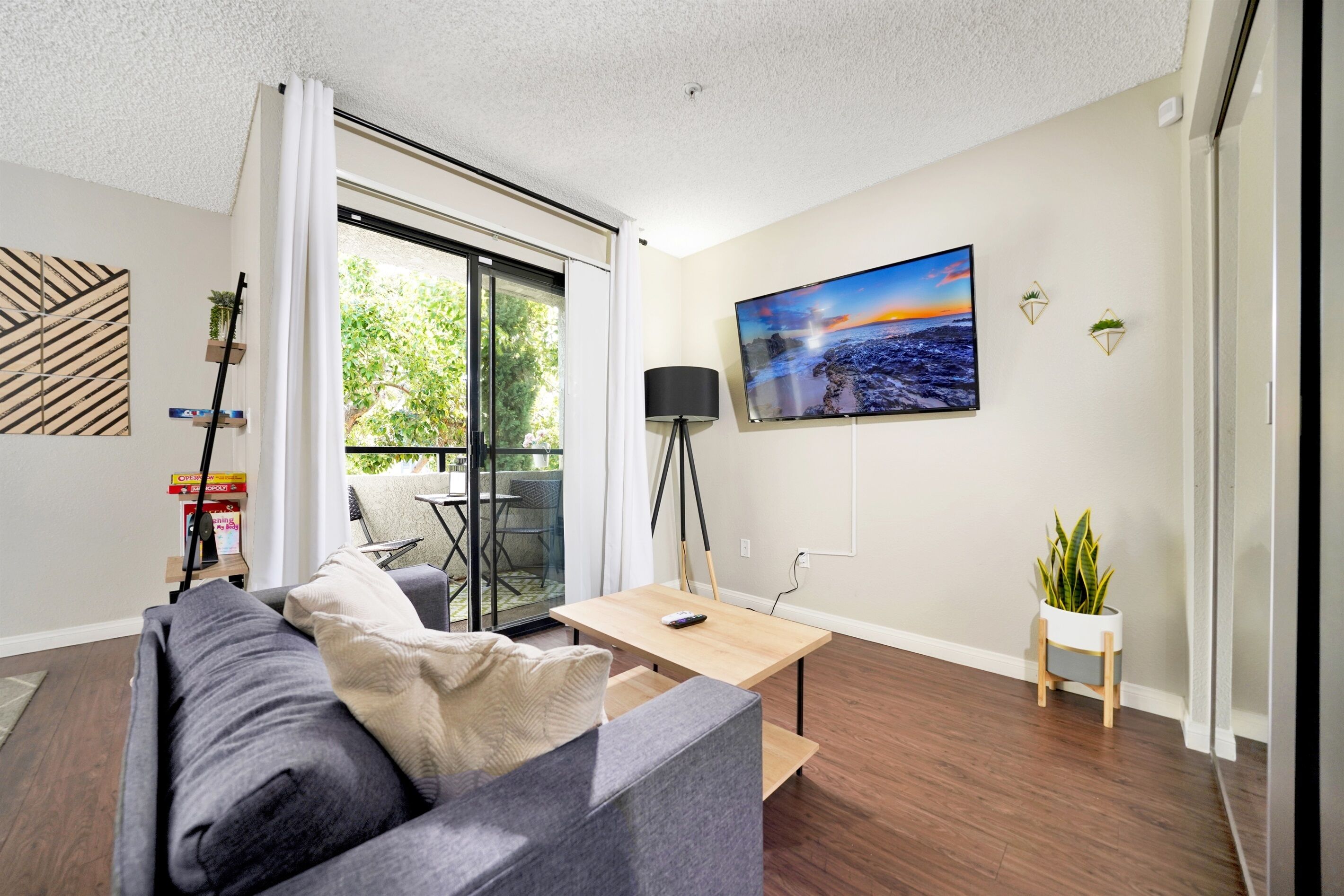 Stylish Studio | Disneyland | King Bed | Fast WiFi