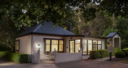 Gatehouse Cottage At Moulton Park Estate - Nestled amongst an extensive English inspired garden at the original Moulton Park.