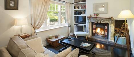 Una televisión, una chimenea, un reproductor estéreo