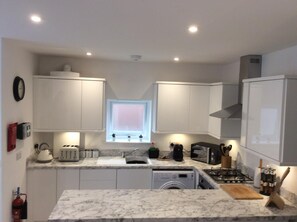 Kühlschrank, Wasserkocher mit Kaffee-/Teezubehör, Toaster