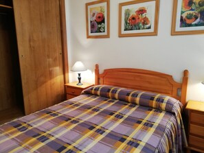 2 Schlafzimmer, Bügeleisen/Bügelbrett, Reisekinderbett, Bettwäsche