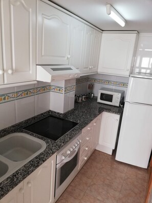 Kühlschrank, Mikrowelle, Ofen, Wasserkocher mit Kaffee-/Teezubehör