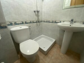Badewanne, Handtücher, Toilettenpapier