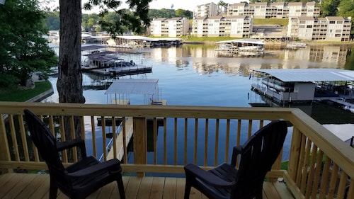 Remodeled Private Waterfront Cottage, Pet Friendly, with dock in Osage Beach! 