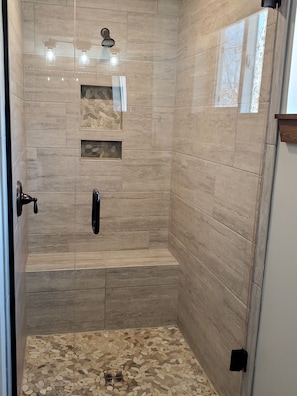 Shower, hair dryer, towels, soap - Remodeled Private Waterfront Cottage, Pet Friendly, with dock in Osage Beach! (Osage Beach)