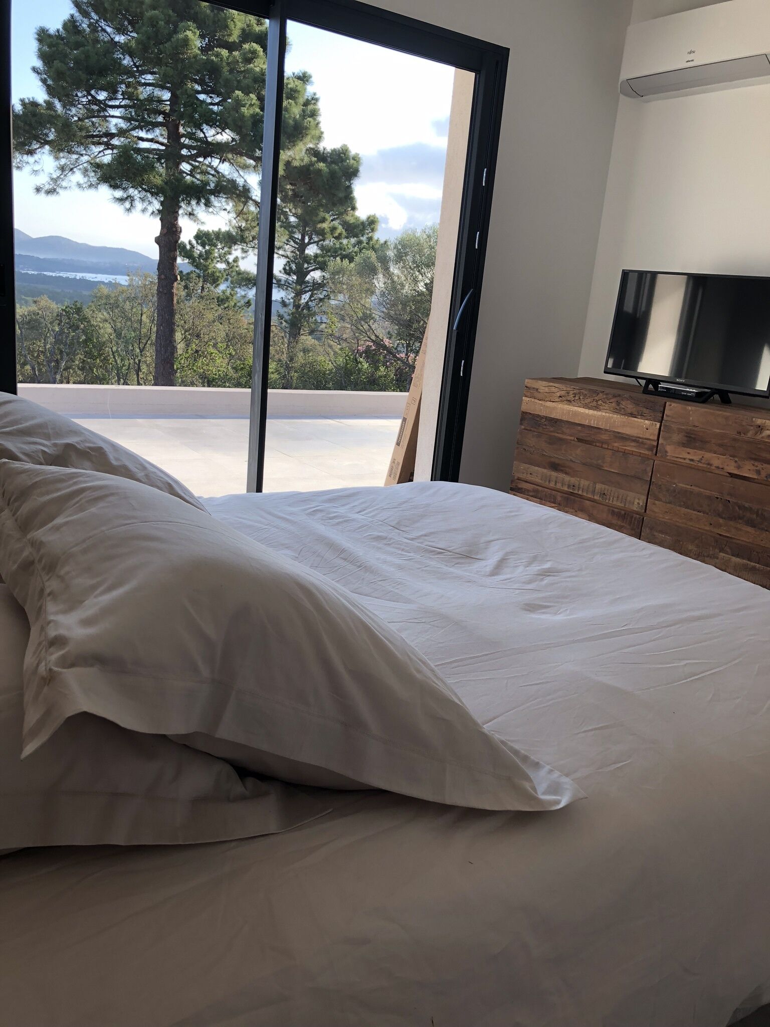 4 quartos, ferros/tábuas de passar roupa, berço de viagem