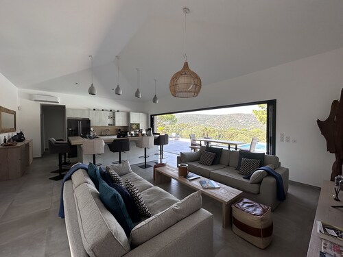 New villa with 4 bedrooms ( 4 bathrooms) for 8 people. Sea view