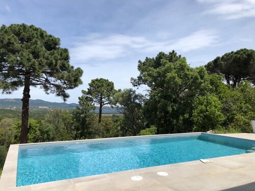 New villa with 4 bedrooms ( 4 bathrooms) for 8 people. Sea view