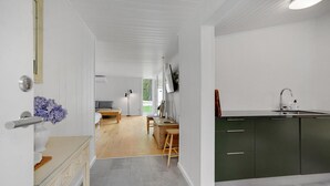 Una cucina moderna con mobili scuri e un tavolo da pranzo in legno.