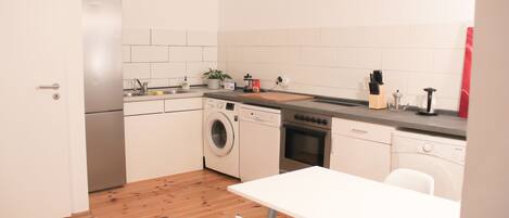 Kjøleskap, mikrobølgeovn, ovn og kokeplater