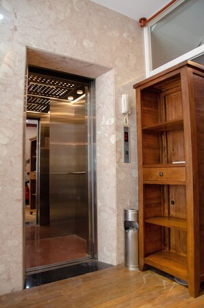 Elevator - Theadora 75 (Ho Chi Minh City)