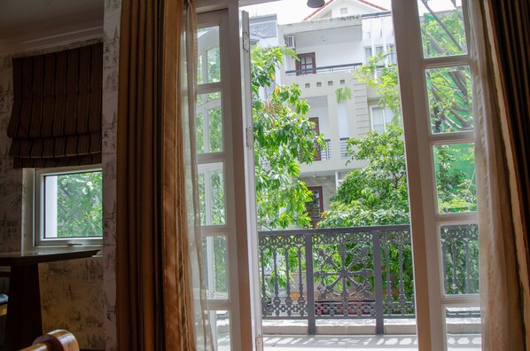Deluxe Studio Suite | Balcony - Theadora 75 (Ho Chi Minh City)