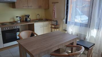 Kühlschrank, Ofen, Herdplatte, Wasserkocher mit Kaffee-/Teezubehör