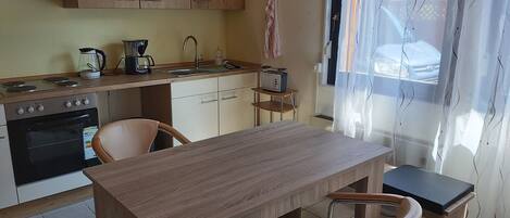 Een koelkast, een oven, een kookplaat, een koffiezetapparaat/waterkoker